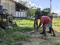 Peduli Sosial Satgas Yonif 521/DY Hadir Dalam Pembersihan Lingkungan di Kampung Muaranawa