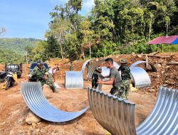 Sinergi TNI dan Rakyat Percepat Pembangunan Kembali Jembatan Aramco di Desa Bair