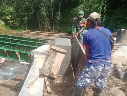 Babinsa Gotong Royong Bersama Warga Percepat Pembangunan Jembatan Garuda