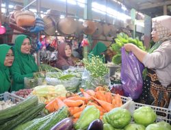Persit Sleman Blusukan Pasar Tradisional