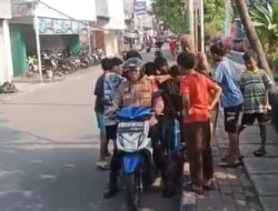 Respon Cepat Aduan Warga, Lansia Terjatuh di Krendang Tambora Langsung Diantar Pulang Oleh Personel Polsek Tambora