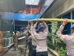 Brimob Metro Jaya Sigap Bantu Pemadaman dan Amankan Lokasi Kebakaran Gedung Kemendagri