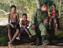 Kedekatan Dandim 1801/Manokwari dengan Anak-Anak Kampung Tanah Rubuh Warnai Pelaksanaan TMMD Ke-128