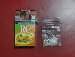 Lempar Sabu dalam Kotak Rokok Pakai Kaki Saat Digerebek, Pengedar di Prabumulih Timur Tetap Tak Lolos dari Polisi