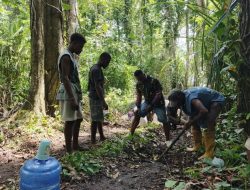 Progres TMMD ke-128 Kodim 1801/Manokwari: Satgas Fokus Selesaikan Pembuatan Kusen dan Pondasi Rumah Warga