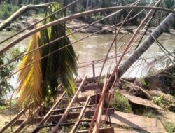 Anggota Koramil 19/Sawang Bongkar Jembatan Hancur Diterjang Banjir, Awali Pembangunan Jembatan Garuda