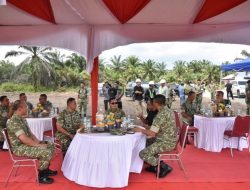Pastikan Berjalan Baik, Danrem 031/WB Brigjen TNI Dr. Agustatius Sitepu Dampingi Pangdam XIX/TT Kunjungi Pembangunan Korem 031/WB