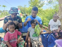 Keakraban Terjalin, Di Sela-sela Jadwal Padat, Satgas TMMD Ke-128 Kodim 1801/Manokwari Sempatkan Bermain Bersama Anak-anak