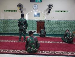 Personel Satgas TMMD Kumandangkan Adzan Subuh, Wujudkan Kebersamaan dengan Warga