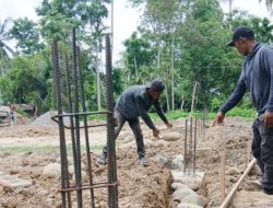 Babinsa Posramil Lapang Kawal Pembangunan Koperasi Merah Putih di Merbo Lama