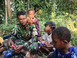 Satgas TMMD ke 128 Kodim 1801/Manokwari Berbagai Makanan Ringgan Dengan Anak-Anak Kampung Tanah Rubuh