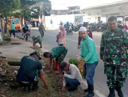 Koramil 418-01/Makrayu Gotong Royong Bersama Warga 30 Ilir Dukung Gerakan Nasional Indonesia Asri