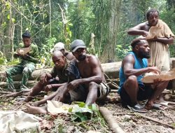 Di Balik Nasi Bungkus Ada Kebersamaan :  TMMD Ke-128 di Kampung Tanah Rubuh, Tanpa Sekat Tanpa Batas
