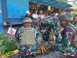 Ekonomi Kerakyatan Satgas Yonif 521/DY Dorong Pertumbuhan Ekonomi Lokal Melalui Belanja Sayur di Distrik Kelila