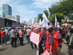 100 Orang Buruh Datangi DPR/MPR dalam Rangka Mayday, Polda Metro Jaya Menyambut dengan Humanis