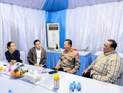 Seskab Teddy Dialog dengan Perwakilan Buruh di Monas Jelang Hari Buruh