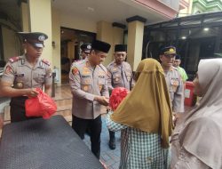 Jumat Penuh Berkah, Polsek Tambora Ringankan Beban Janda Melalui Bantuan Sembako
