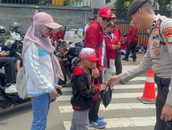 Pelayanan Humanis May Day, Polisi Bagikan Makanan kepada Peserta Aksi