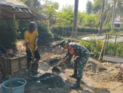 Bangun Fasilitas MCK, Babinsa Desa Binangun Gotong Royong Bantu Warga Demi Tingkatkan Sanitasi Lingkungan