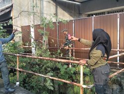 Peduli Kebersihan Lingkungan, Babinsa Serengan Bersama Linmas Serenagn Kerja Bakti