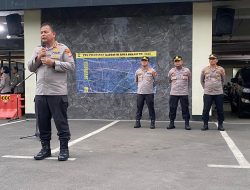 Jumat Berkah Polres Metro Bekasi Kota, 100 Paket Sembako Dibagikan untuk Ojol dan Warga