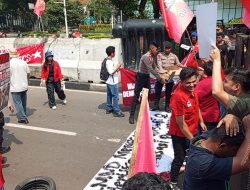 Di Tengah Aksi Penyampaian Aspirasi, Polisi Bagikan Air Mineral dan Snack untuk Massa