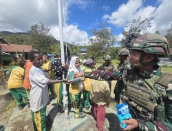 Momentum Hardiknas, Satgas Yonif 521/DY Bersama Siswa Tata Taman Sekolah di Distrik Walesi