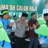 Kapolres Gresik Kawal Rombongan Jamaah Sekaligus Titip Pesan Damai di Tanah Suci