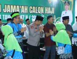 Kapolres Gresik Kawal Rombongan Jamaah Sekaligus Titip Pesan Damai di Tanah Suci