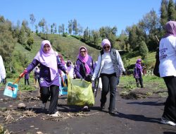 Peduli Lingkungan Pembina DPP Perempuan Bangsa Aksi Bersih Sampah Di Ranupani