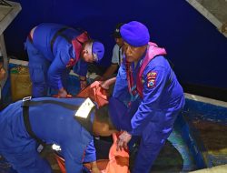 Tantang Ombak Demi Harapan: Satpolairud Gresik Turunkan Tim Cari 2 ABK Korban Perahu Tenggelam