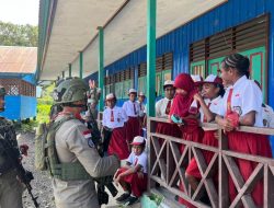 Satgas Ops Damai Cartenz Gelar Patroli Dialogis dan Sambang ke SDN Bale, Perkuat Kedekatan Humanis dengan Masyarakat