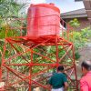 Pastikan Pasokan Air Bersih, Babinsa Kawal Pemasangan Tower Air di Huntara Ulee Pulo