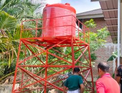 Pastikan Pasokan Air Bersih, Babinsa Kawal Pemasangan Tower Air di Huntara Ulee Pulo