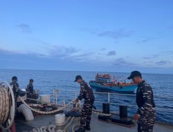 Kapal Perang TNI AL Laksanakan SAR dan Evakuasi KM Bintang Mariyos 04 di Perairan Halmahera