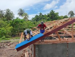 Satgas TMMD Ke-128 Kodim 1801/Manokwari Memasuki Tahap Pemasangan Atap Rehab Rumah Warga