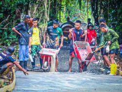 Percepat Pengecoran Jalan, Satgas TMMD ke-128 Kodim 1801/Manokwari Gotong Royong Gunakan Molen