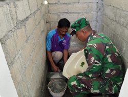 Babinsa Sumberboto Bantu Warga Bangun MCK, Wujud Kepedulian Dan Kebersamaan