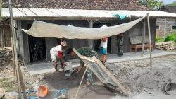Personel Satgas TMMD Reg 128 Buat Perlindungan di Bawah Layar dari Terik Matahari yang Menyengat Agar Tetap Bisa Bekerja