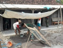 Personel Satgas TMMD Reg 128 Buat Perlindungan di Bawah Layar dari Terik Matahari yang Menyengat Agar Tetap Bisa Bekerja