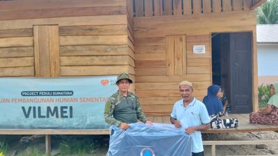 Babinsa Salurkan Bantuan BNPB untuk Pengungsi di Langkahan
