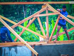Satgas TMMD Ke-128 Kodim 1801/Manokwari Pasang Rangka Atap Rumah Warga di Kampung Tanah Rubuh