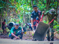 Pasi Ops Kodim 1801/Manokwari Turun Langsung Ikut Pengecoran Jalan TMMD Ke-128 di Kampung Tanah Rubuh