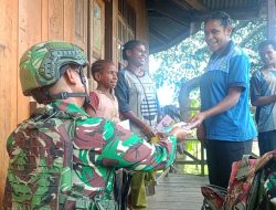 Pos Serambakon Yonif 751/VJS Bagikan Alat Tulis kepada Anak-Anak Kampung Mersibil