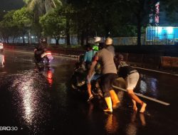 Genangan di Daan Mogot, Personel Polsek Cengkareng Atur Lalin Beri Pelayanan Pengguna Jalan
