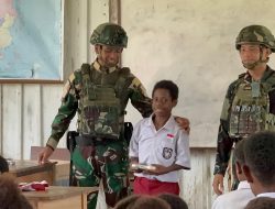 Mencerdaskan Kehidupan Bangsa, Satgas Yonif 521/DY Hadir Bagikan Perlengkapan Sekolah di Distrik Benawa