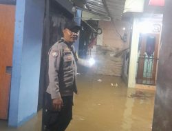 Polisi Hadir di Tengah Warga, Monitoring Genangan Air di Margahayu