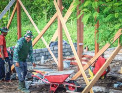Mama Dabida Dowansiba Gembira, Rumah Mulai Dipasang Dinding Oleh Satgas TMMD Ke-128 Kodim 1801/Manokwari