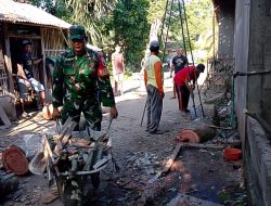 Wujudkan Hunian Layak, Babinsa Kanigoro Bahu Membahu Perbaiki Rumah Warga