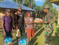 Binter Bakti Sosial, Satgas Yonif 521/DY Peduli Berbagi Sembako untuk Sesama di Distrik Elilem